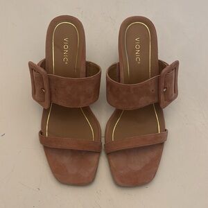 Vionic Brookell Sandal. Macaroon color, suede, sz9, new without box